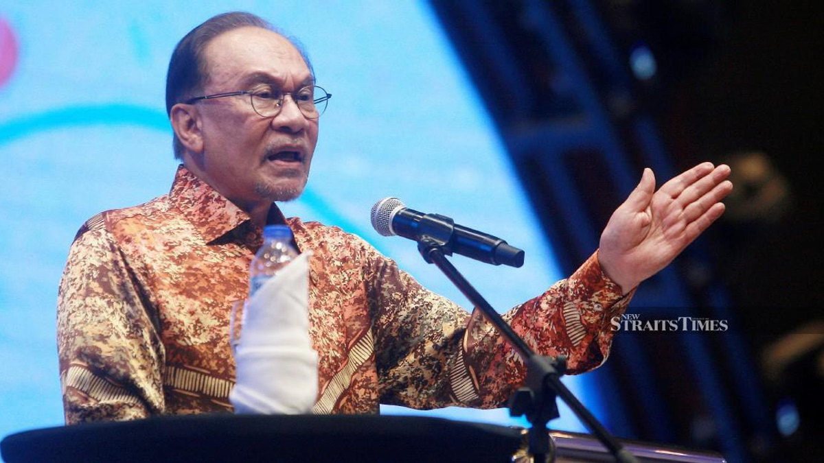Anwar Dismisses Claims of Political Vendetta in Tabung Haji and Felda Investigations