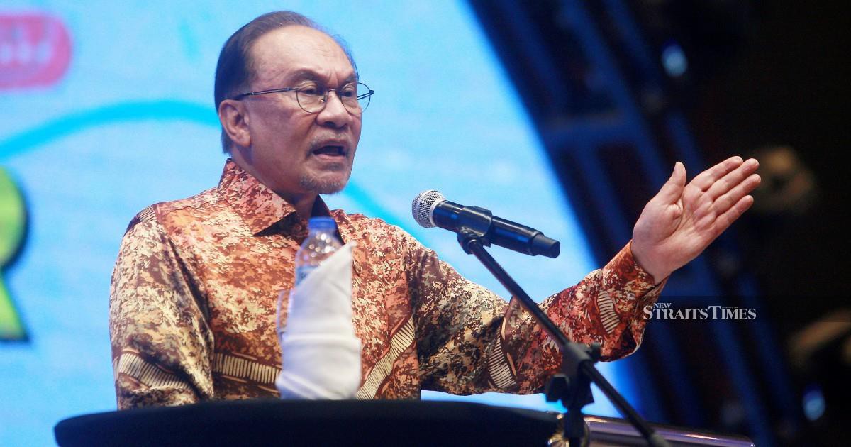 Anwar Dismisses Claims of Political Vendetta in Tabung Haji and Felda Investigations