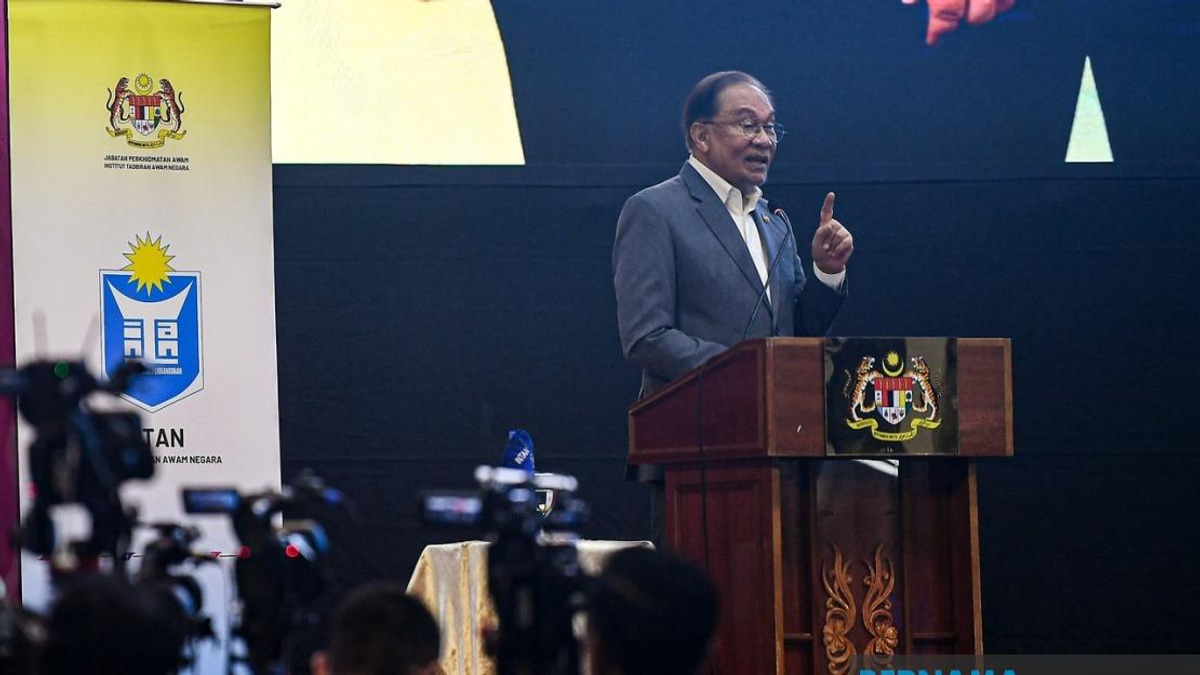 Anwar Clarifies Firm Tone With Civil Servants, Says He Speaks From the Heart