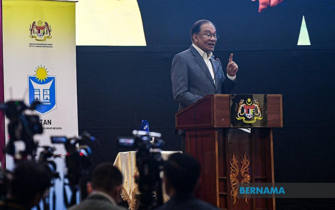 Anwar Clarifies Firm Tone With Civil Servants, Says He Speaks From the Heart