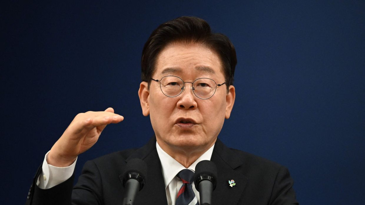 South Korea's President Lee Jae Myung hits approval crisis as negative views overtake positive support