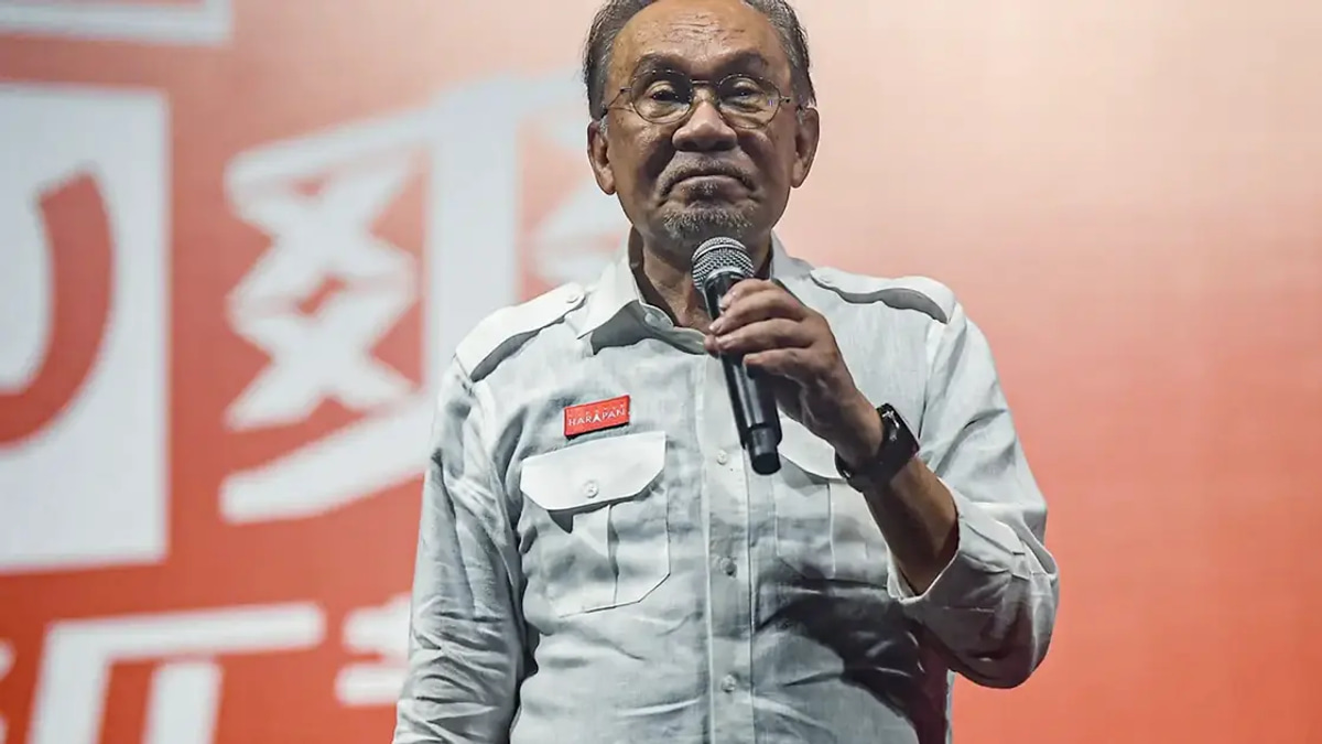 Anwar Urges Unity and Renewed Focus After Barisan Nasional's Johor Victory