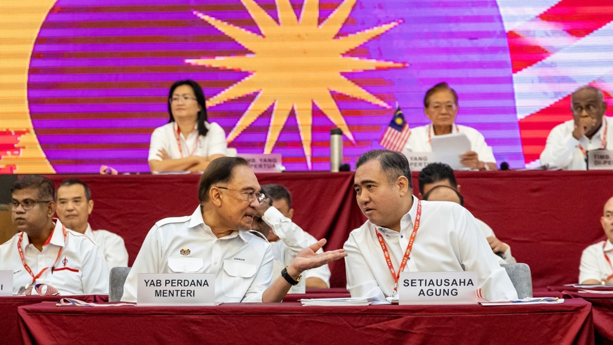 Anwar Seeks to Persuade Melaka DAP Against State Government Exit Before Election