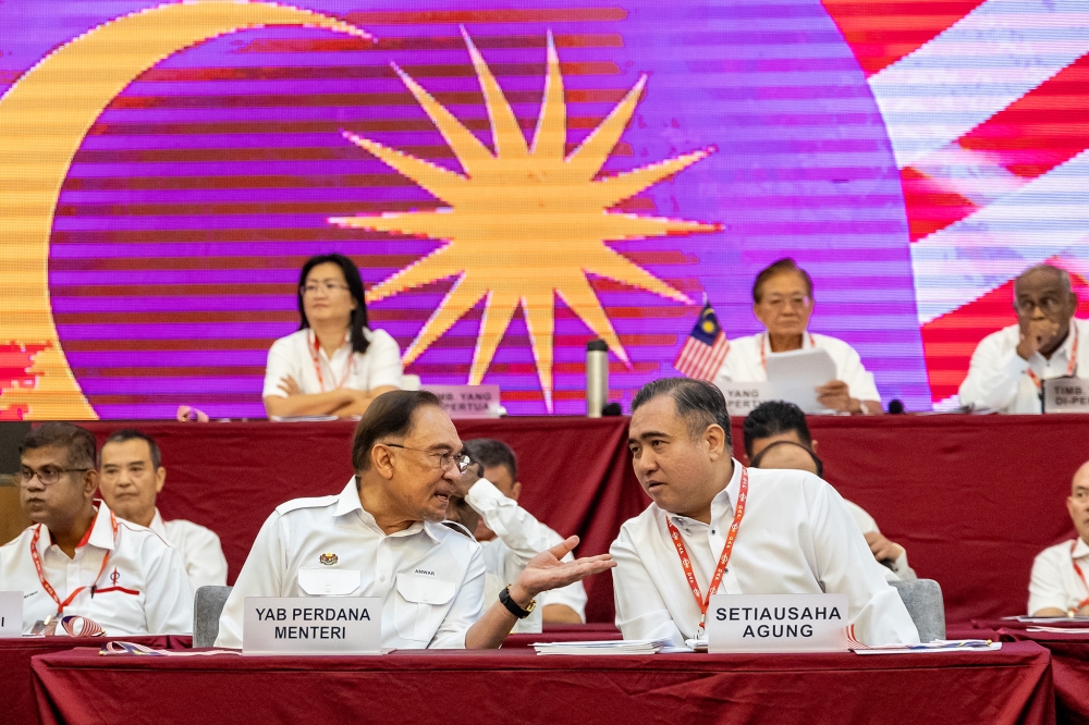 Anwar Seeks to Persuade Melaka DAP Against State Government Exit Before Election