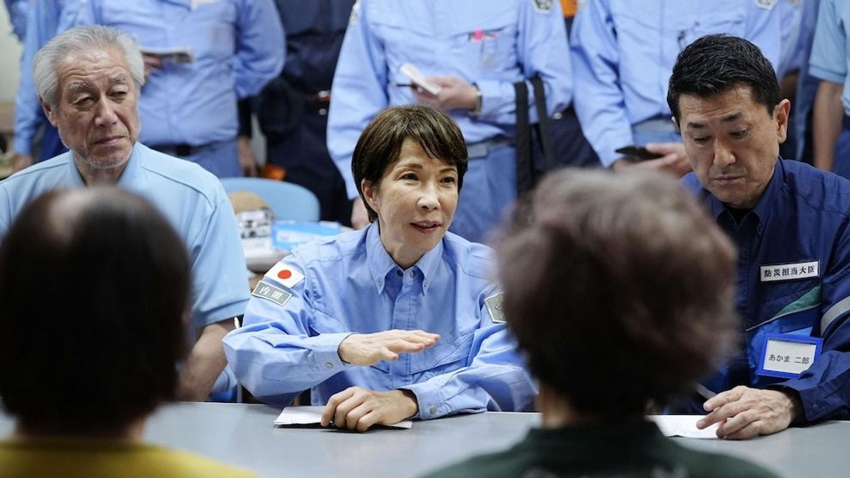Japan's PM Visits Quake Zone as Heat and Shortages Compound Kumamoto's Crisis