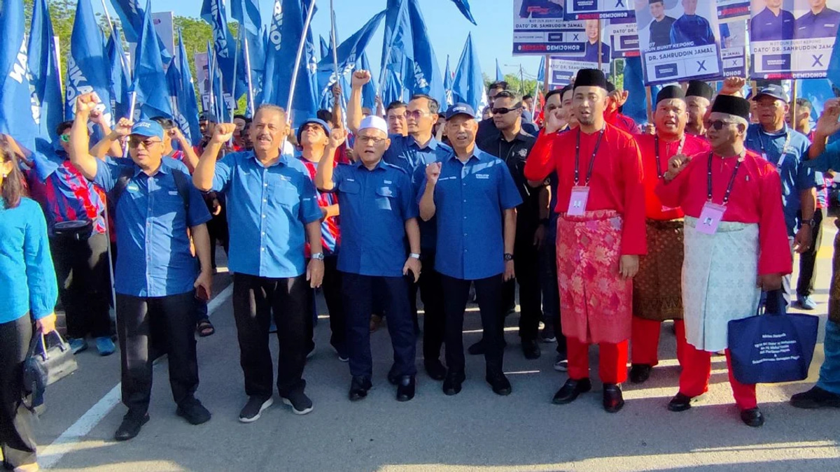 Muhyiddin stands alongside Bersatu's Sahruddin as nomination day unfolds in Bukit Kepong