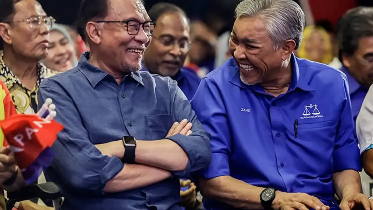 Zahid Counters Anwar's Poem with Verse of His Own, Affirms BN's Coalition Commitment