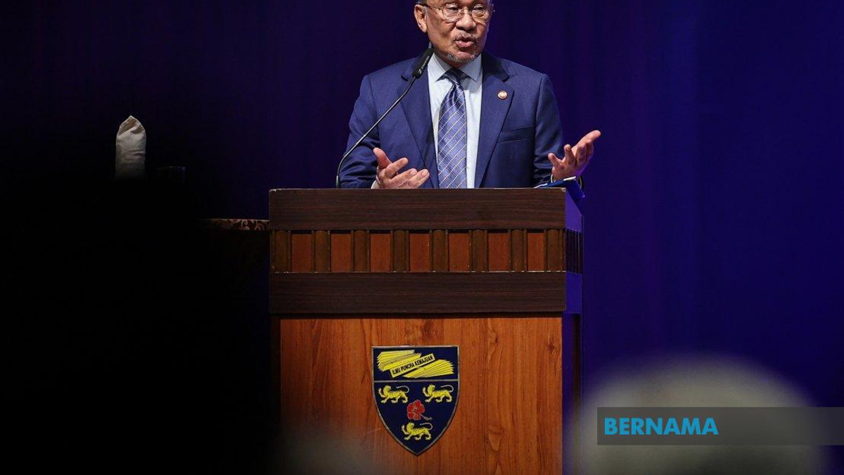 PM Anwar Extends Support to Gravedigger Fighting Mouth Cancer