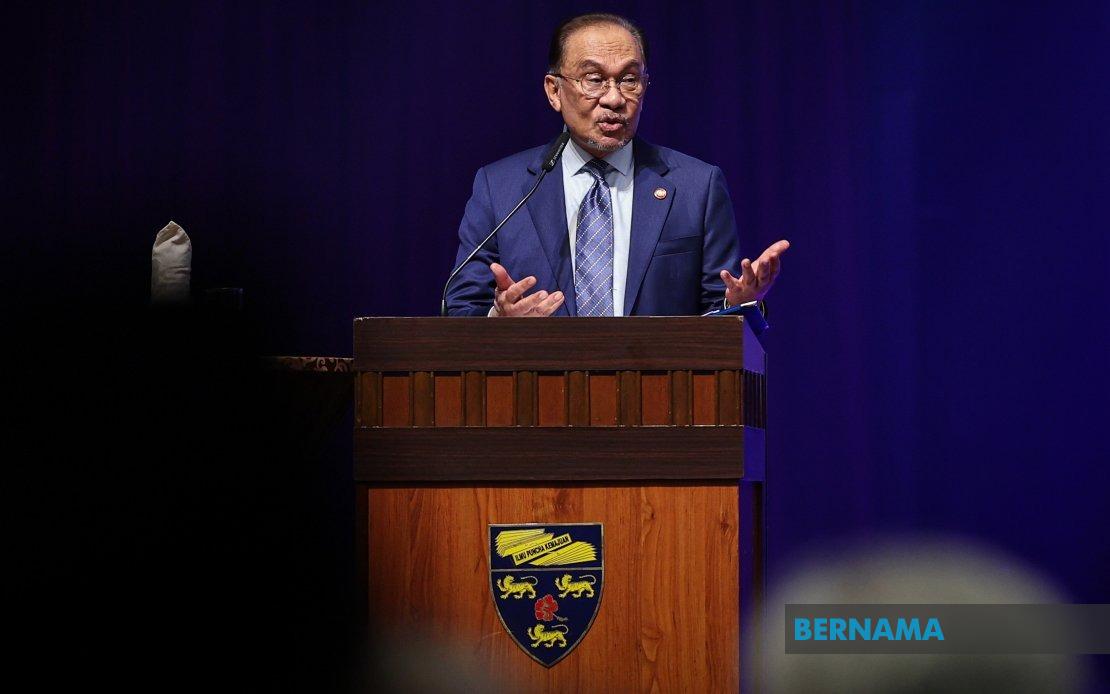 PM Anwar Extends Support to Gravedigger Fighting Mouth Cancer