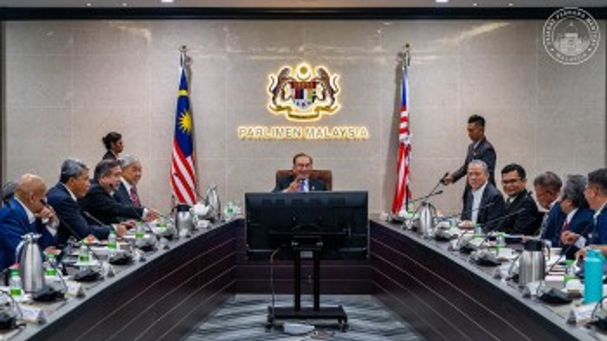 Anwar Directs MITI and Economy Ministry to Support Manufacturers Amid Global Supply Disruptions