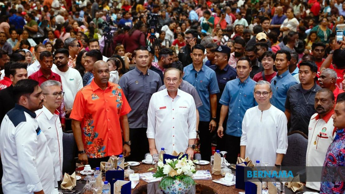 PM Anwar Reaffirms Apology for Inappropriate Language, Emphasises National Unity