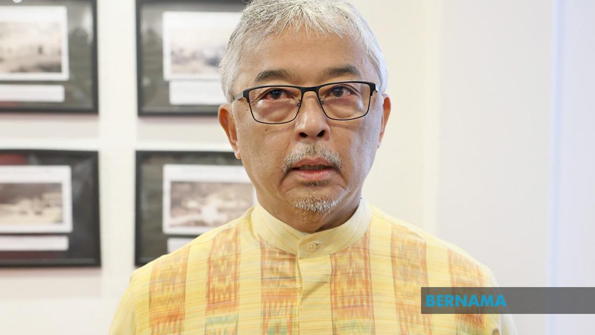 Sultan Abdullah Marks Centenary of Historic Pahang School