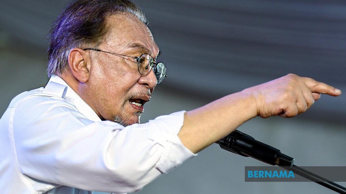 Anwar Intensifies Johor Campaign Push, Visiting Eight Constituencies in Single Day