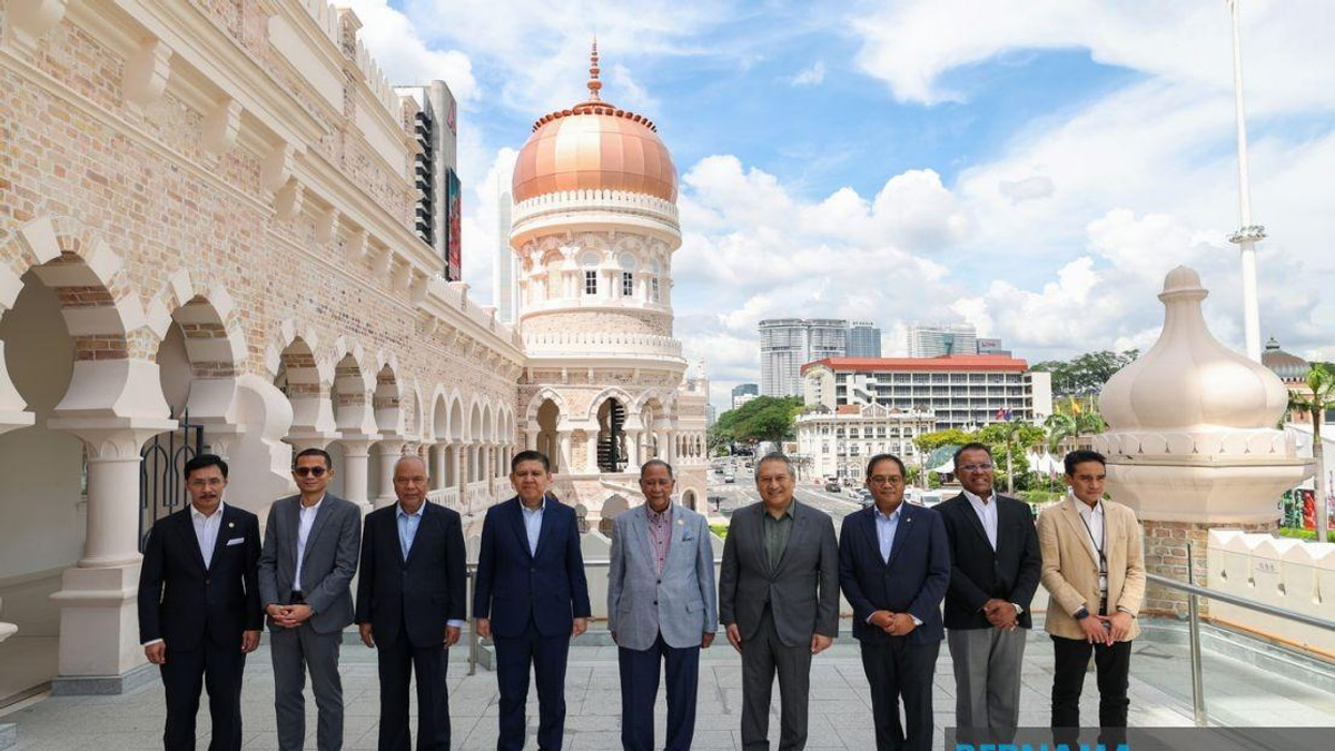 Sultan of Kedah Tours Restored Sultan Abdul Samad Building in Historic Landmark Visit