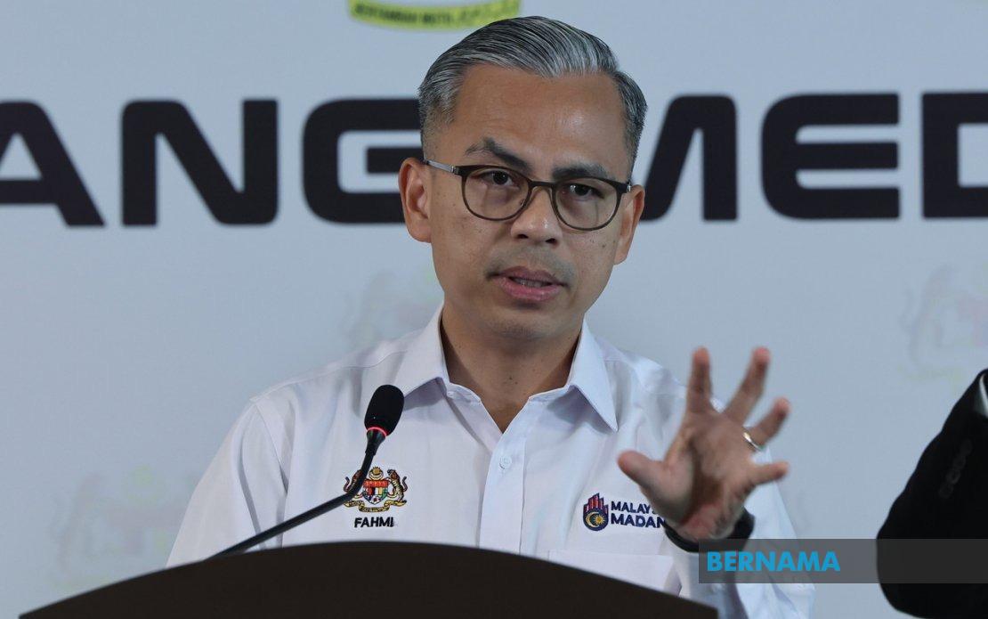 PM Anwar Accelerates Foreign Worker Processing to Tackle Labour Shortages