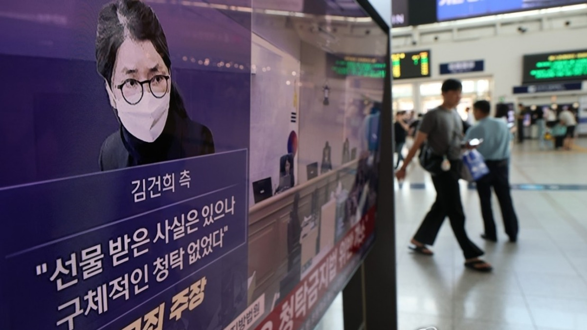 South Korea's Former First Lady Sentenced to Seven Years Prison for Accepting Bribes