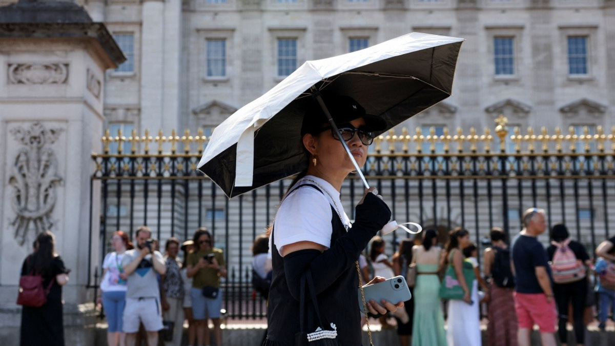 UK Buckingham Palace Guard Ceremonies Suspended as Extreme Heat Grips Britain