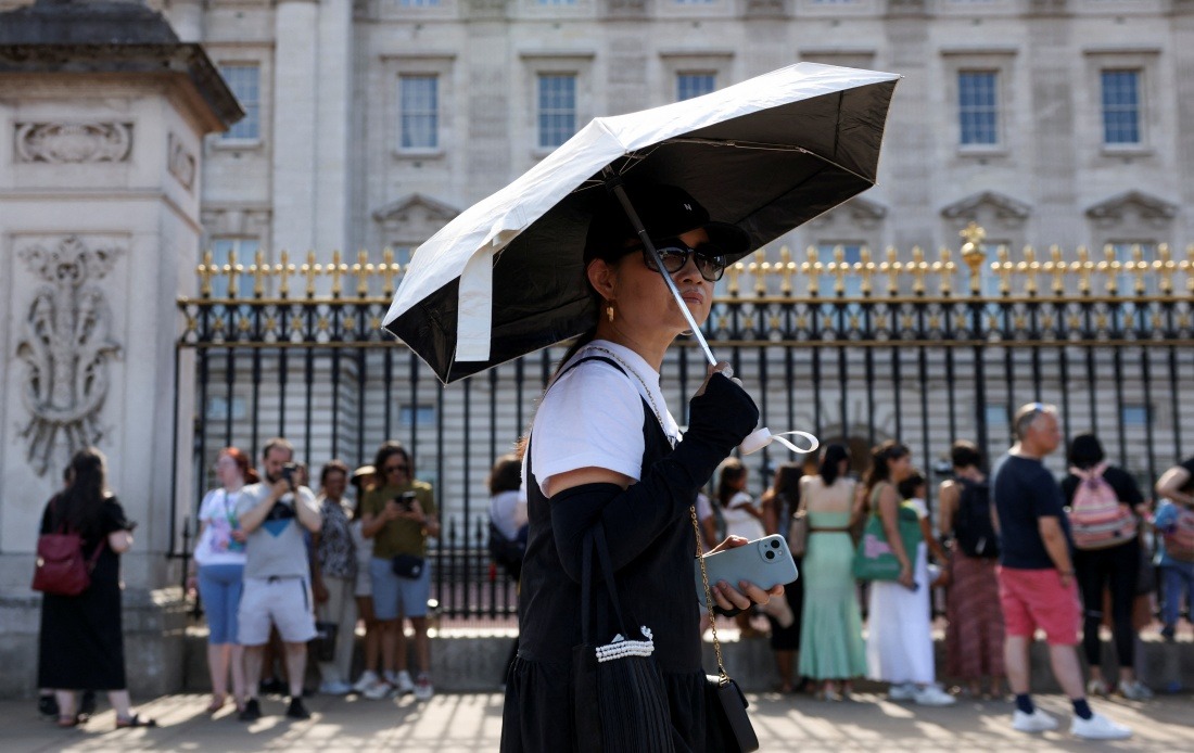 UK Buckingham Palace Guard Ceremonies Suspended as Extreme Heat Grips Britain