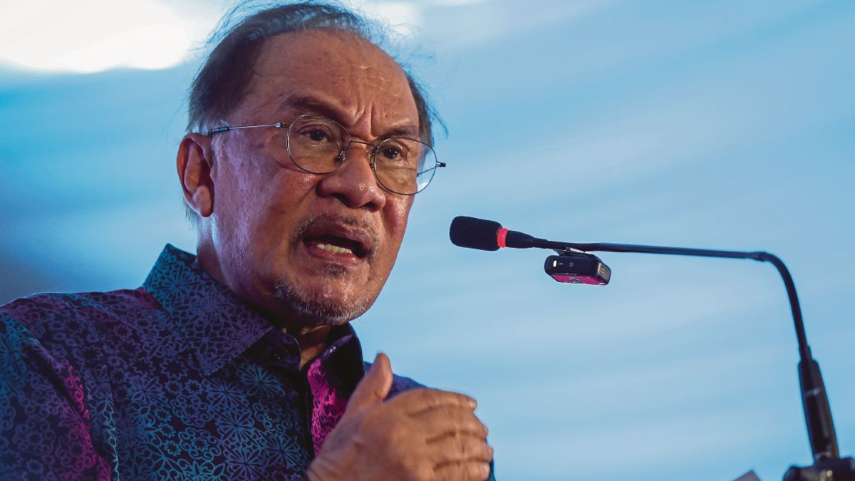 Anwar Shifts Focus to Tabung Haji Inquiry, Deflects Opposition Criticism Over Parliamentary Absence