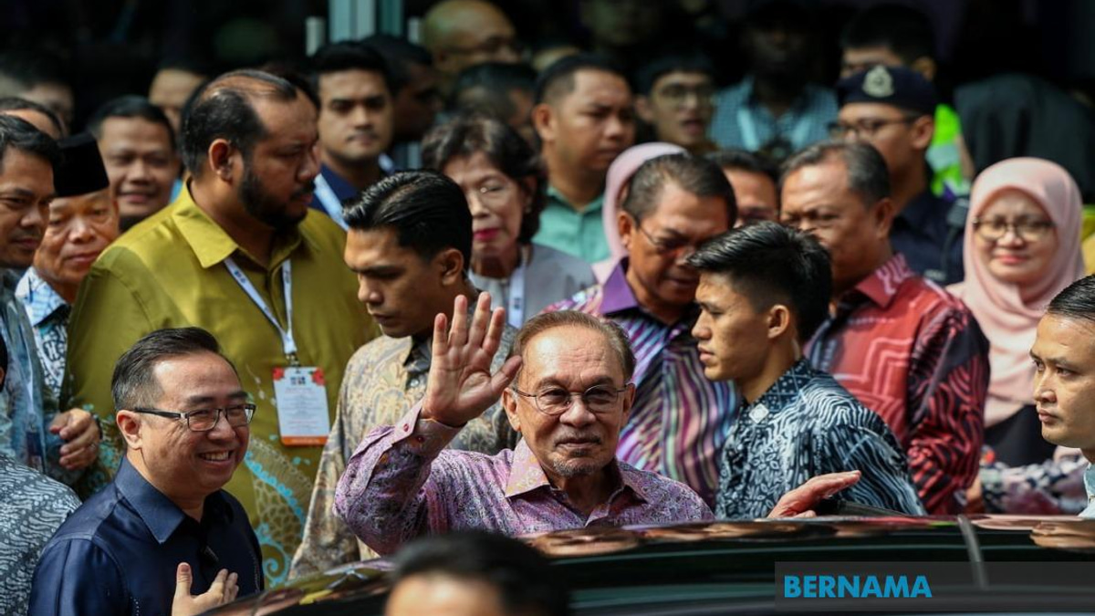 Anwar Denies Knowledge of Azmin Invitation to Rejoin PKR
