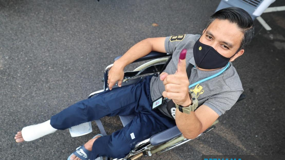 Despite Achilles Tendon Injury, Johor Police Sergeant Votes in State Election
