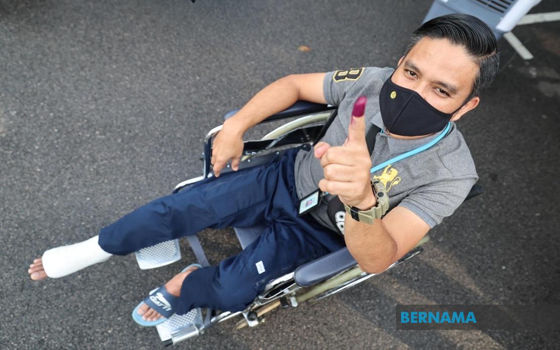 Despite Achilles Tendon Injury, Johor Police Sergeant Votes in State Election