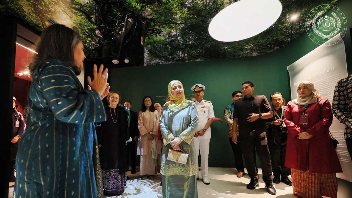 Queen Inaugurates Merdeka Textile Museum to Preserve Malay Cultural Heritage
