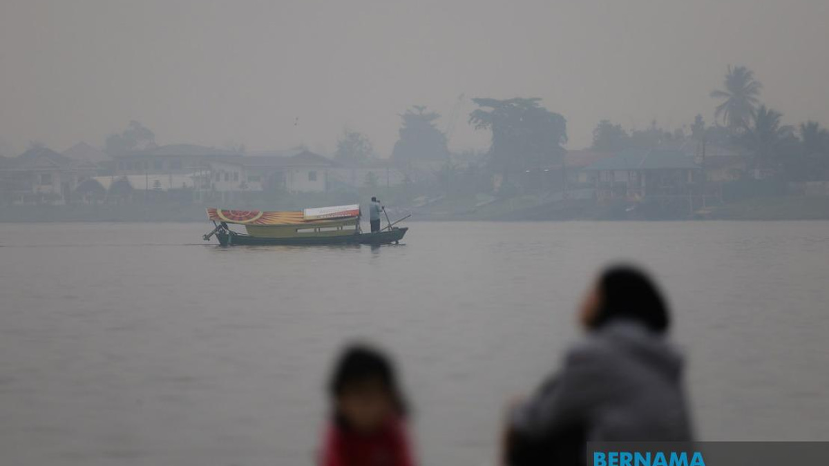 Malaysia Deploys Cloud Seeding in Haze-Stricken Areas as API Soars Above 150