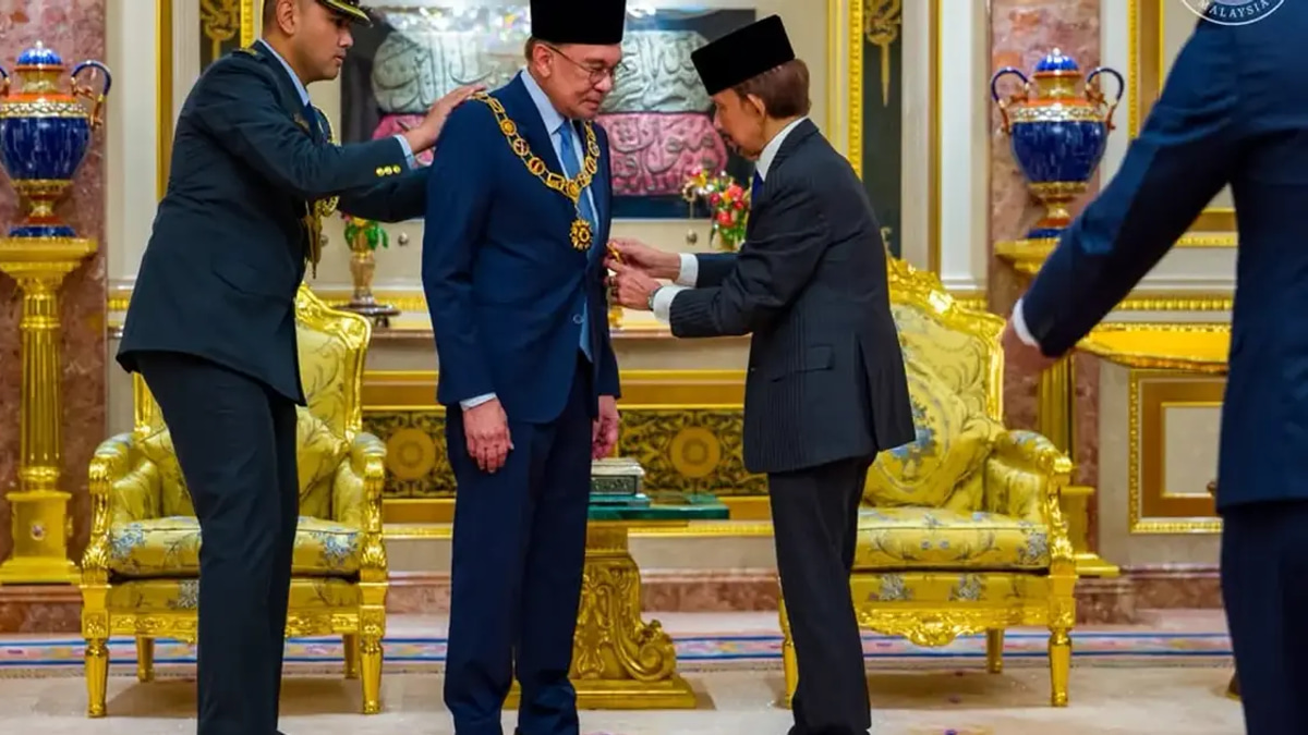 Anwar Receives Prestigious Royal Honour from Brunei's Sultan
