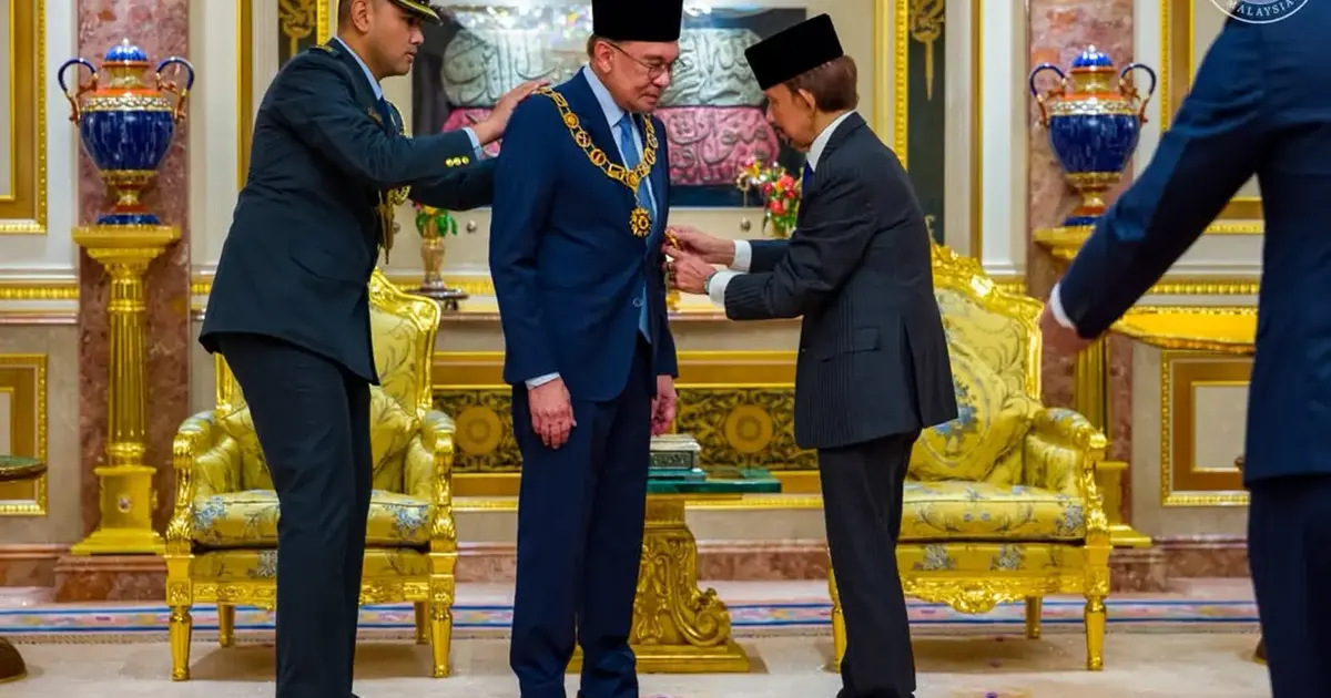 Anwar Receives Prestigious Royal Honour from Brunei's Sultan