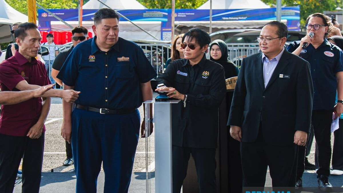 Azalina Urges Johor Voters to Support BN for Administrative Stability