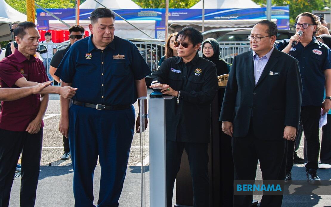 Azalina Urges Johor Voters to Support BN for Administrative Stability