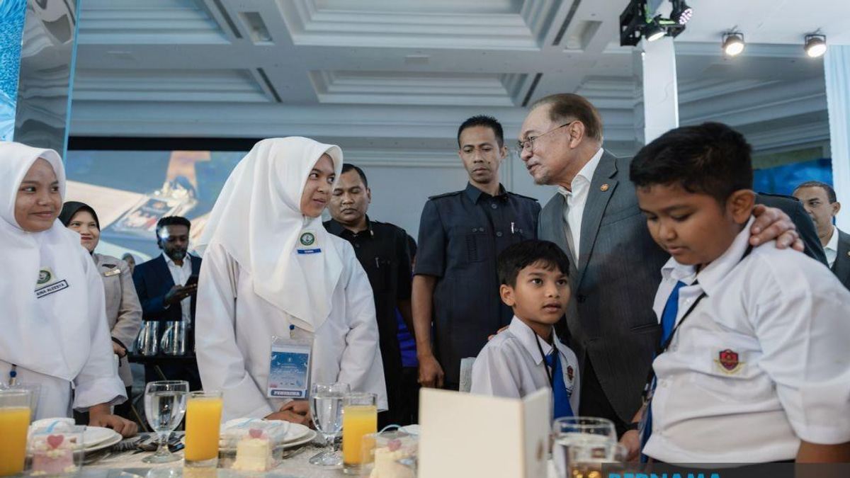 Smart Minds Need Kind Hearts, PM Anwar Tells Young Malaysians At Peace Celebration
