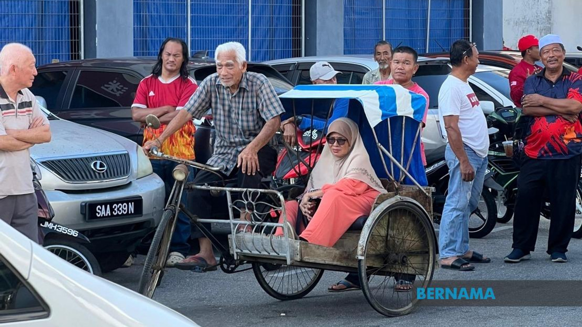 Devoted Husband Pedals Trishaw Through Heat to Grant Wife's Wish of Seeing PM Anwar