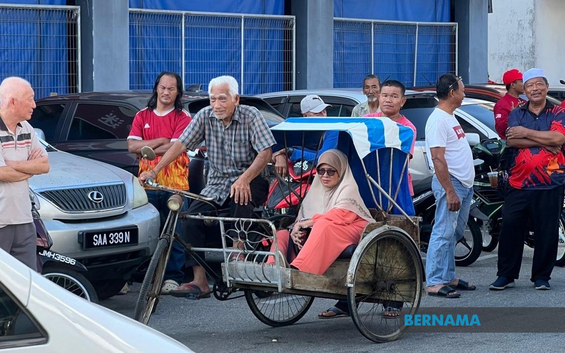 Devoted Husband Pedals Trishaw Through Heat to Grant Wife's Wish of Seeing PM Anwar