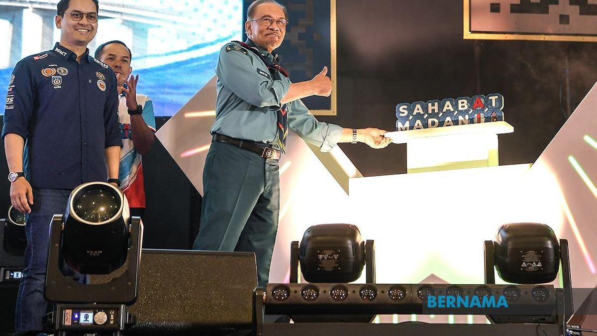 Anwar Calls for End to Colonial Laws Restricting Student Freedom