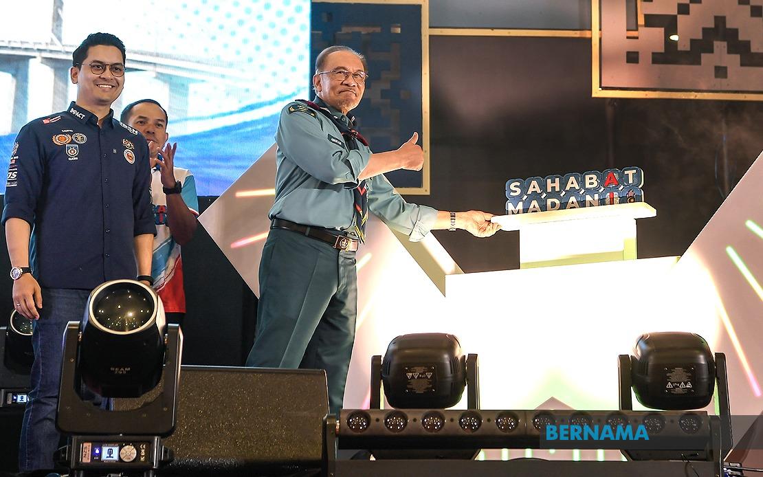 Anwar Calls for End to Colonial Laws Restricting Student Freedom