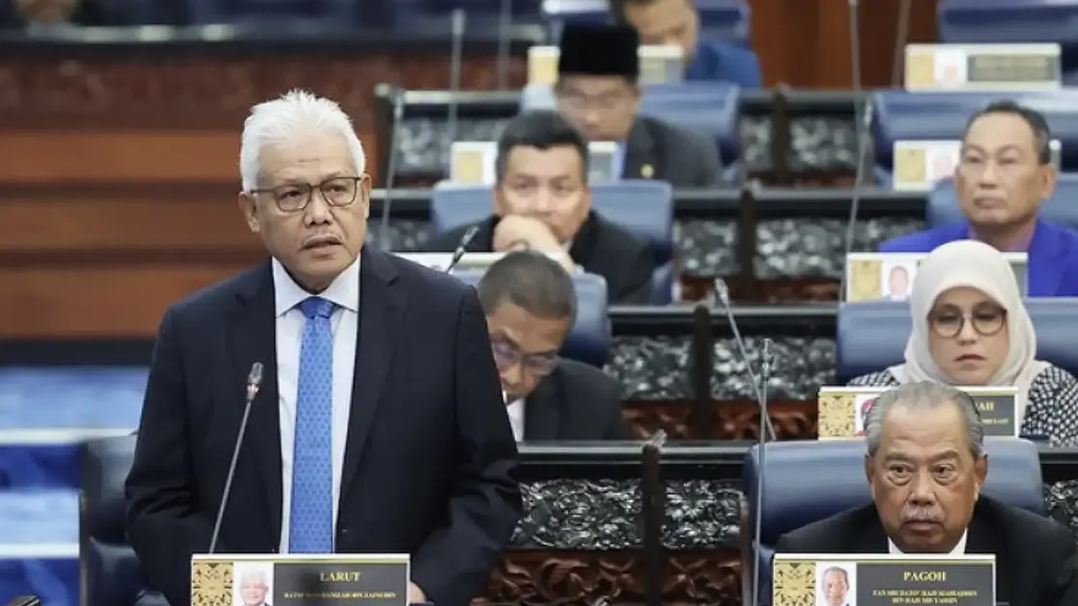 Hamzah Reclaims Opposition Leader's Front-Row Seat as Muhyiddin Shuffled Down Parliamentary Order