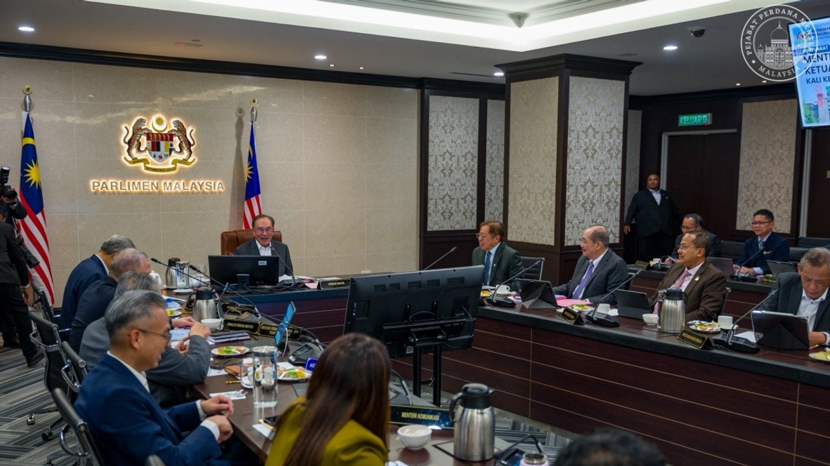 Economic Revival Takes Centre Stage as Anwar Chairs National Menteris Besar Meeting