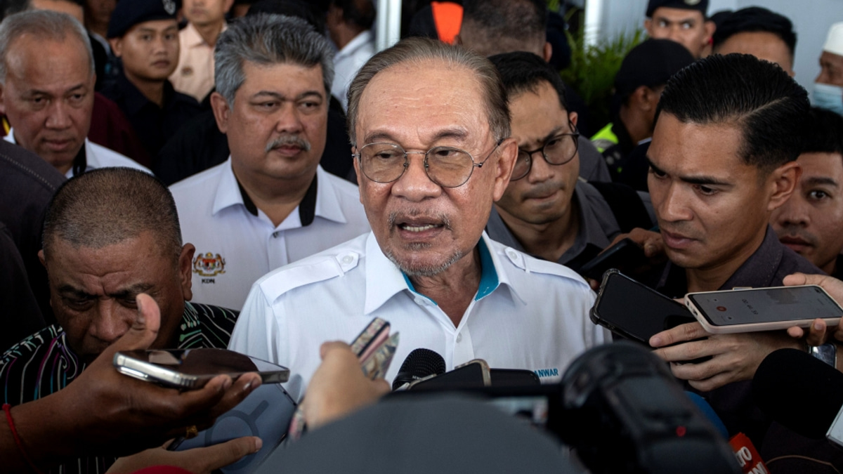 Anwar Defends KWAP's eFishery Loss, Highlights RM12.9 Billion Annual Profit