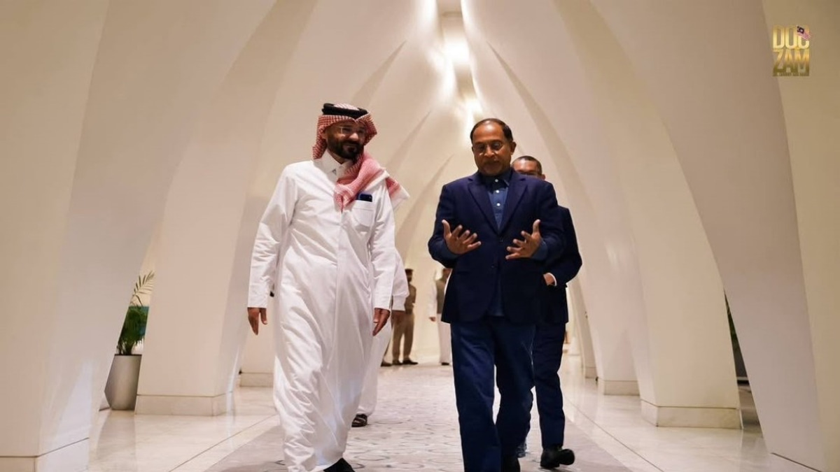 Zambry Arrives in Doha to Pay Respects to Former Qatar Emir