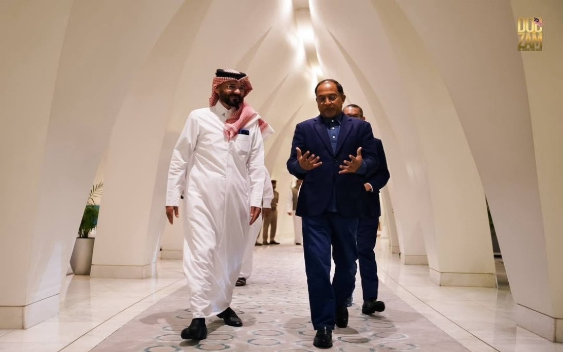 Zambry Arrives in Doha to Pay Respects to Former Qatar Emir