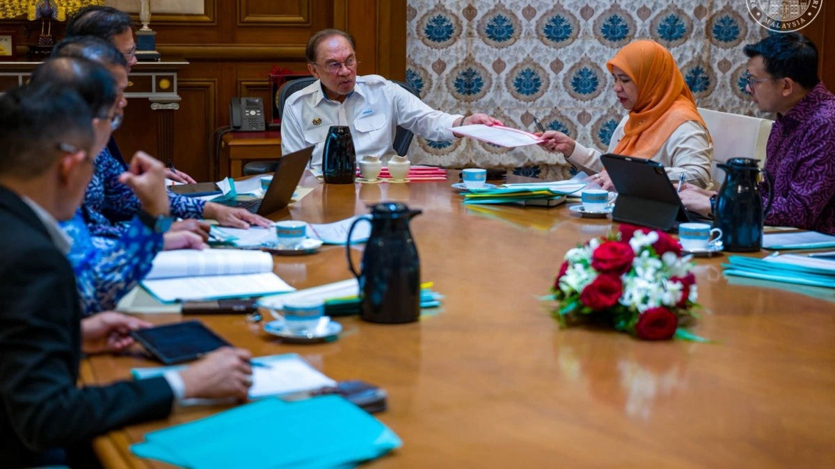 Anwar Pushes FELDA to Act Swiftly on Settler Housing and Land Rights