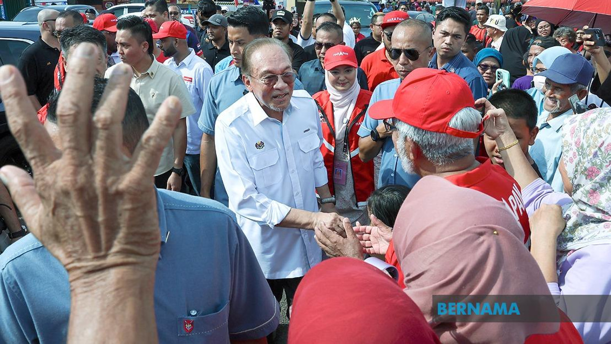 Grandmother's Motorcycle Journey Helps Grandson Achieve Dream of Meeting PM Anwar