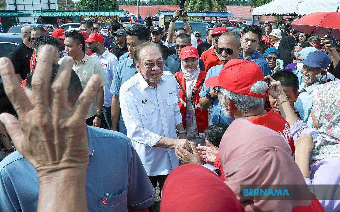 Grandmother's Motorcycle Journey Helps Grandson Achieve Dream of Meeting PM Anwar