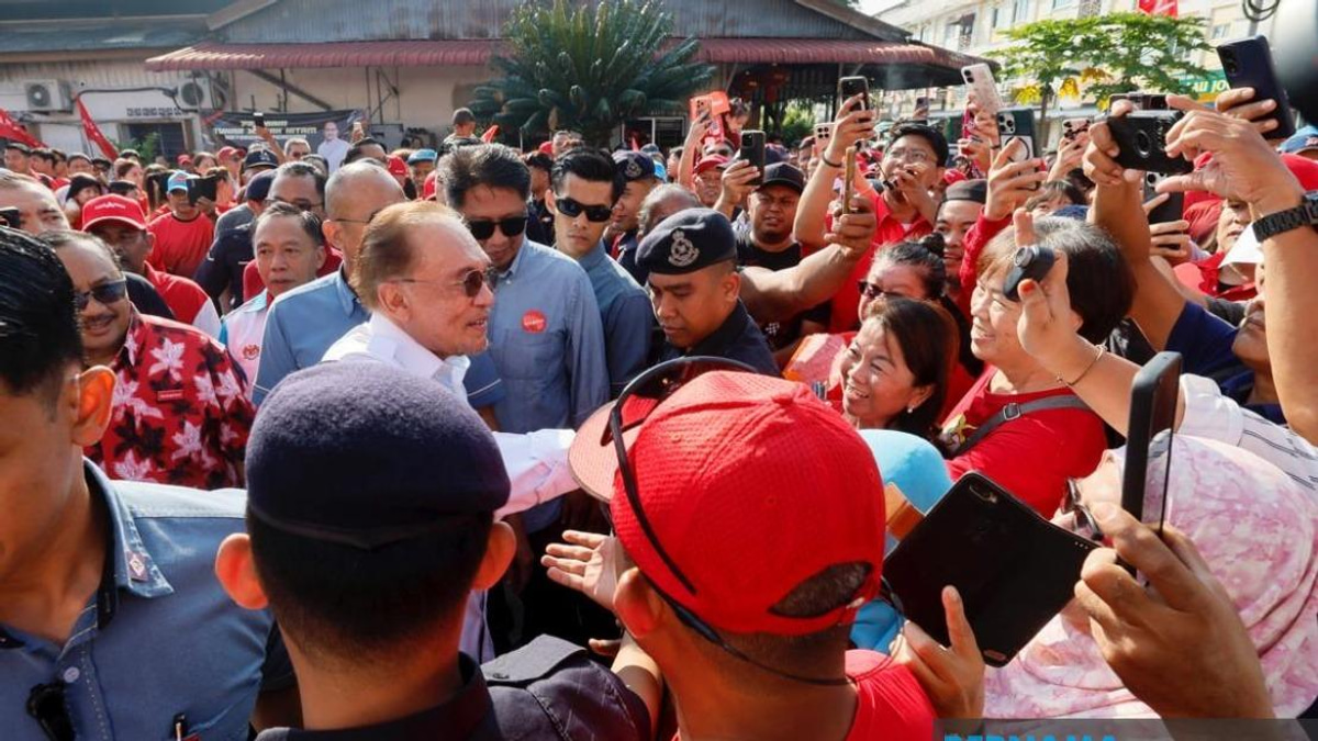 Anwar's Johor Campaign Visit Energises Pakatan Harapan Ground Game in Machap and Layang-Layang