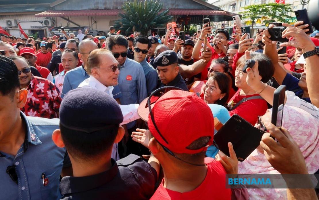 Anwar's Johor Campaign Visit Energises Pakatan Harapan Ground Game in Machap and Layang-Layang