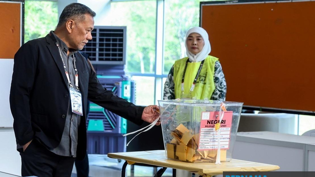 EC Chairman Conducts Inspection of Johor Election Voting Process