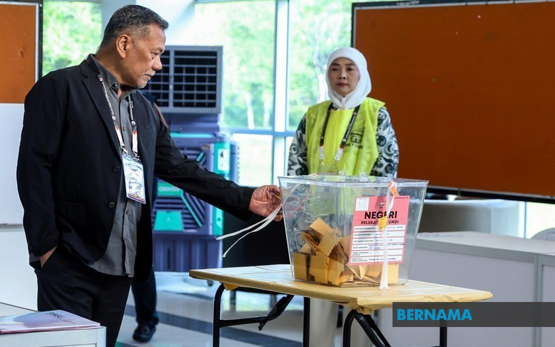 EC Chairman Conducts Inspection of Johor Election Voting Process