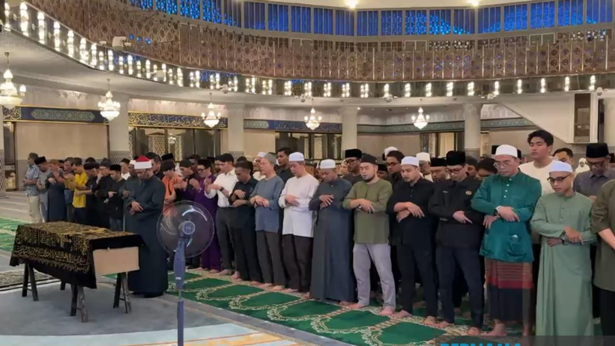 Funeral Prayers Held For Nancy Shukri's Husband At National Mosque Before Sarawak Burial